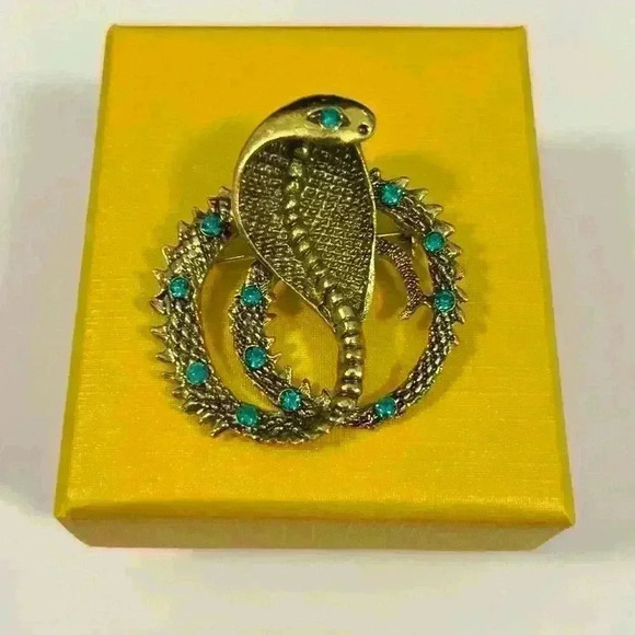 Gold Toned Beautiful Cobra Snake Brooch/Pin with Rhinestones - Picture 1 of 2